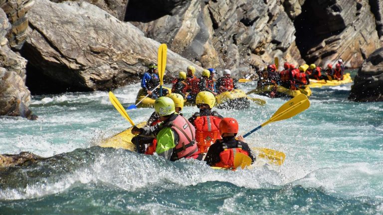 Båter i vannet på Sjoa Rafting